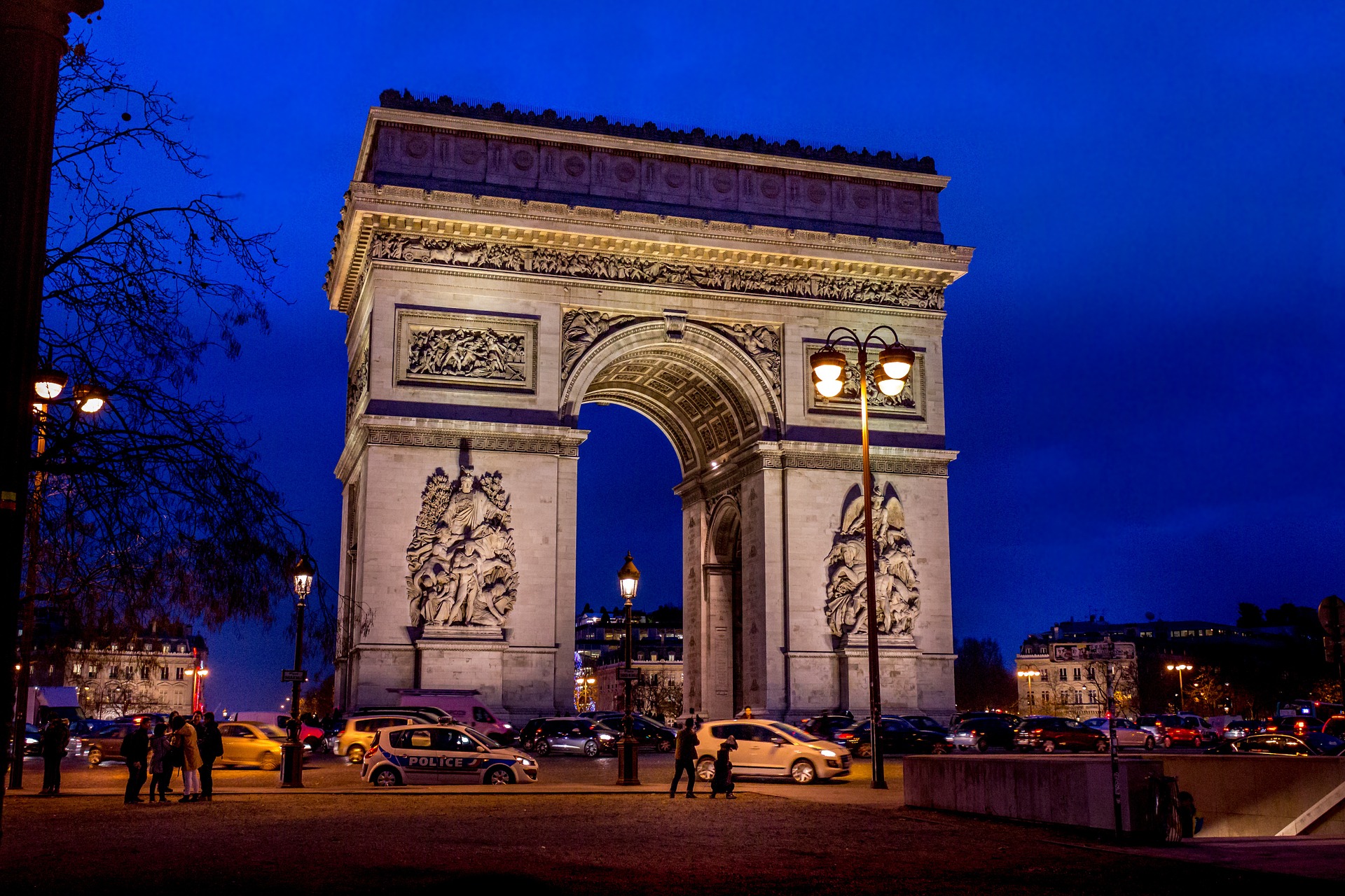 Inpakkunstenaar Christo: Arc de Triomphe postuum ingepakt